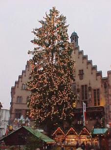 Roemer mit Weihnachtsbaum