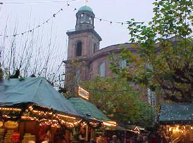 Weihnachtsmarkt vor der Pauls Kirche